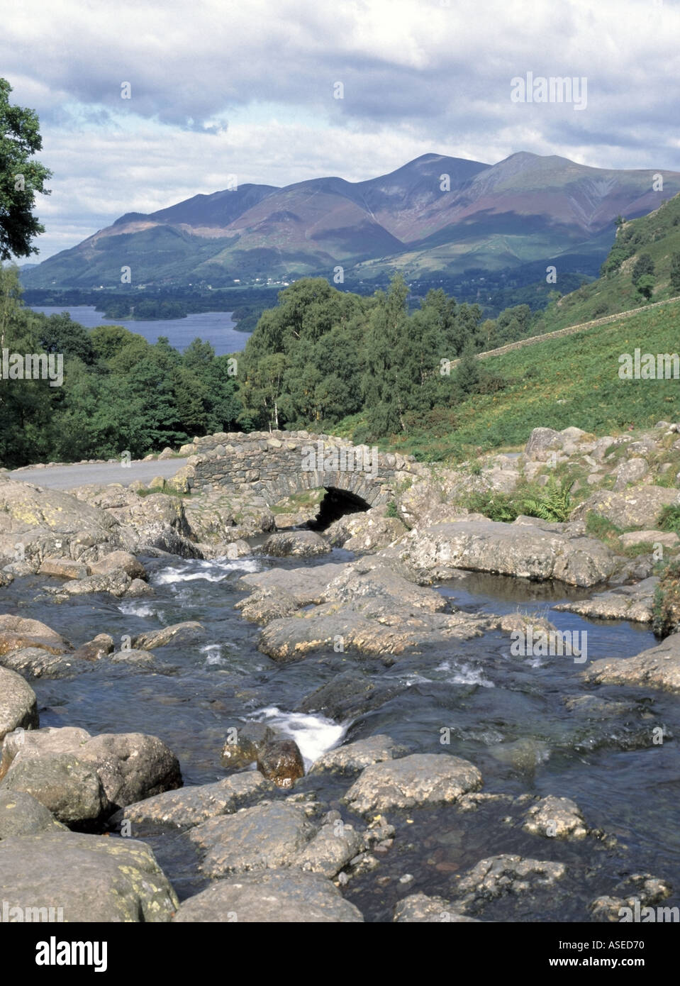 Ashness Stone Bridge sur une route à voie unique au-dessus du paysage de ruisseau à écoulement rapide jusqu'à Borrowdale vers Derwent Water & Skiddaw Keswick Cumbria Angleterre Royaume-Uni Banque D'Images