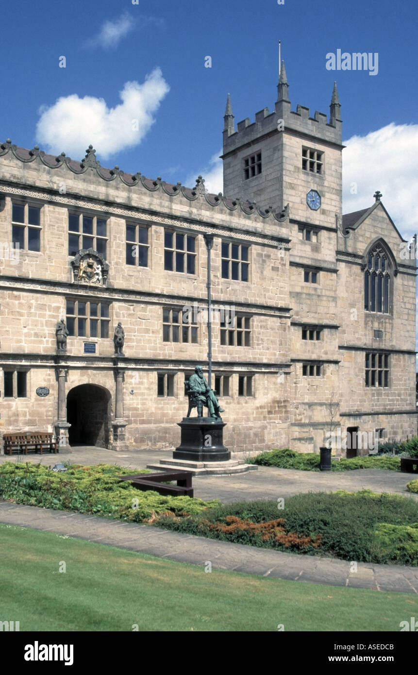 Château de Shrewsbury Gates library fondée initialement comme Shrewsbury School comprend statue de Charles Darwin né et instruit ici Banque D'Images