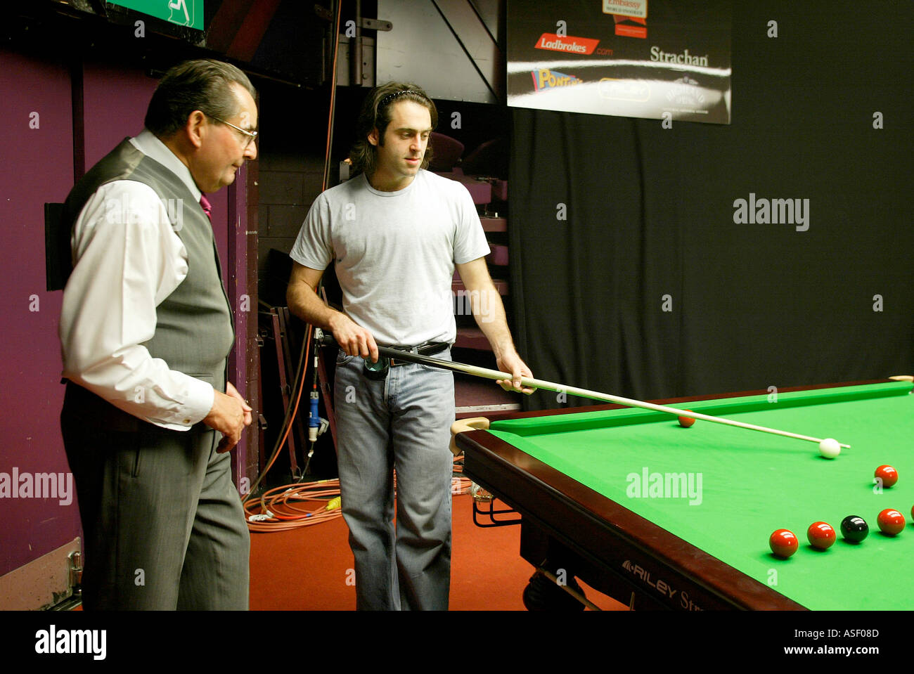 2004 Champion du monde de snooker Ronnie O Sullivan entraînée par mentor Ray Reardon Banque D'Images