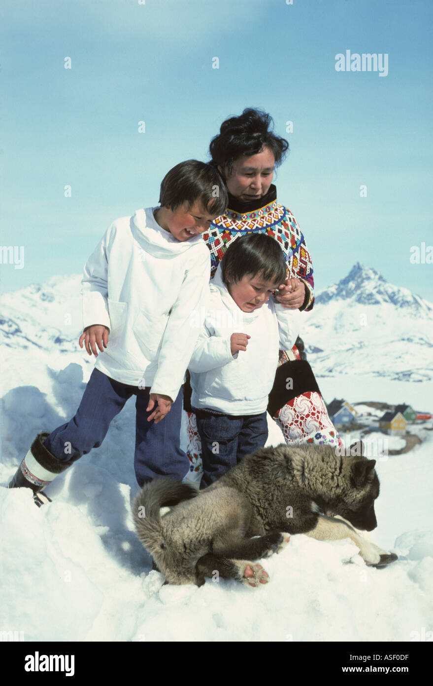 Famille Inuit Eskimo mère et fils en costume national est du Groenland Ammassalik Tasiilaq son joug est faite de perles importées Sh Banque D'Images