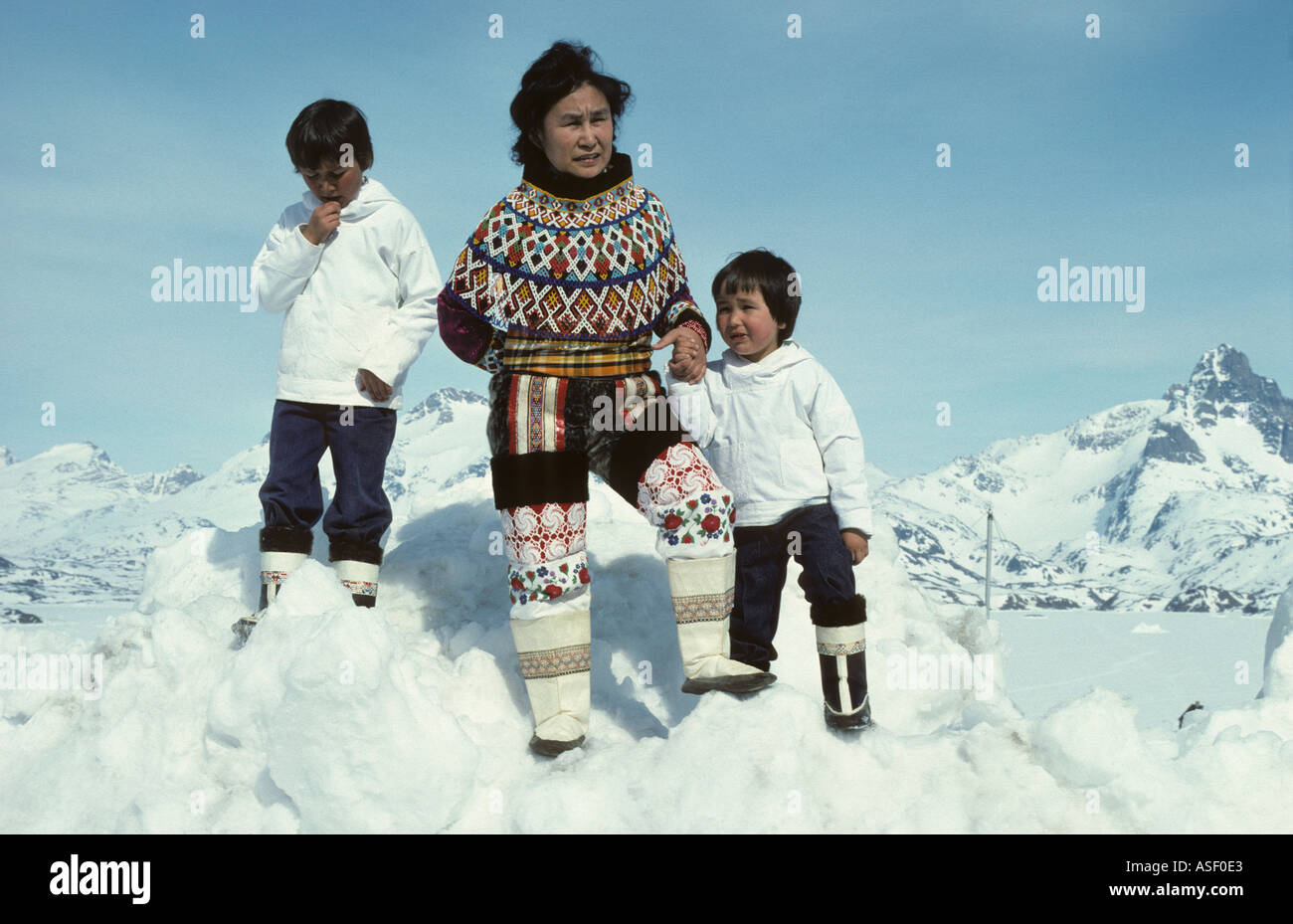 Famille Inuit Eskimo mère et fils en costume national est du Groenland Ammassalik Tasiilaq son joug est faite de perles importées Sh Banque D'Images