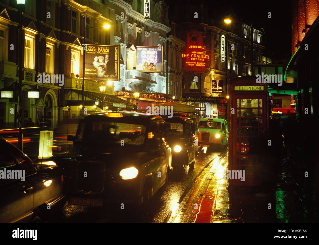 Les taxis sur Shaftesbury Avenue à Londres West End Theatre district Banque D'Images