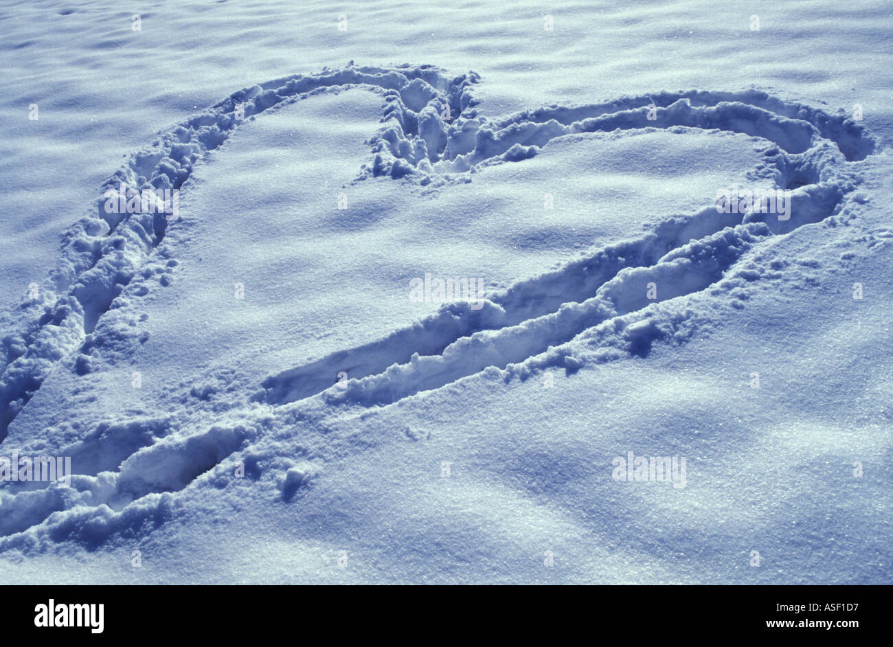 Coeur d'empreintes de pas dans la neige Banque D'Images