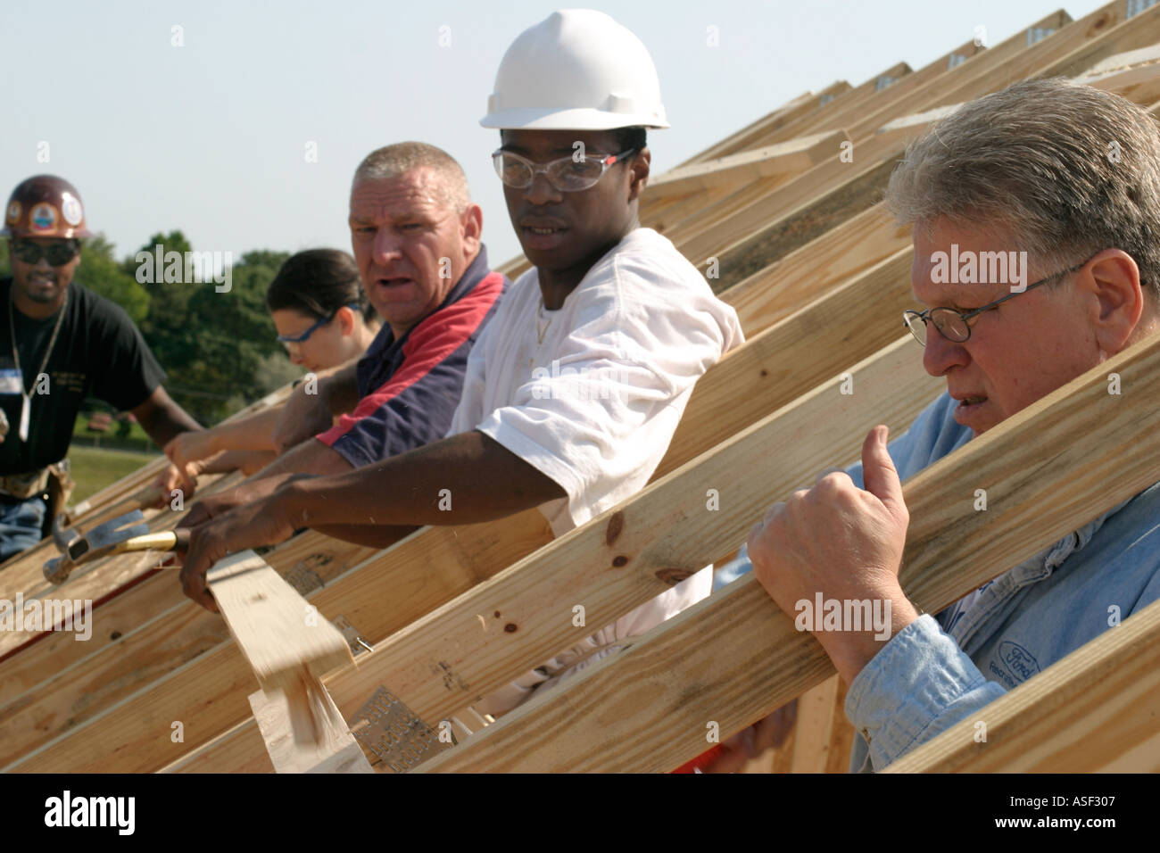 Des bénévoles aident à construire maison pour famille à faible revenu grâce à Habitat pour l'humanité Banque D'Images