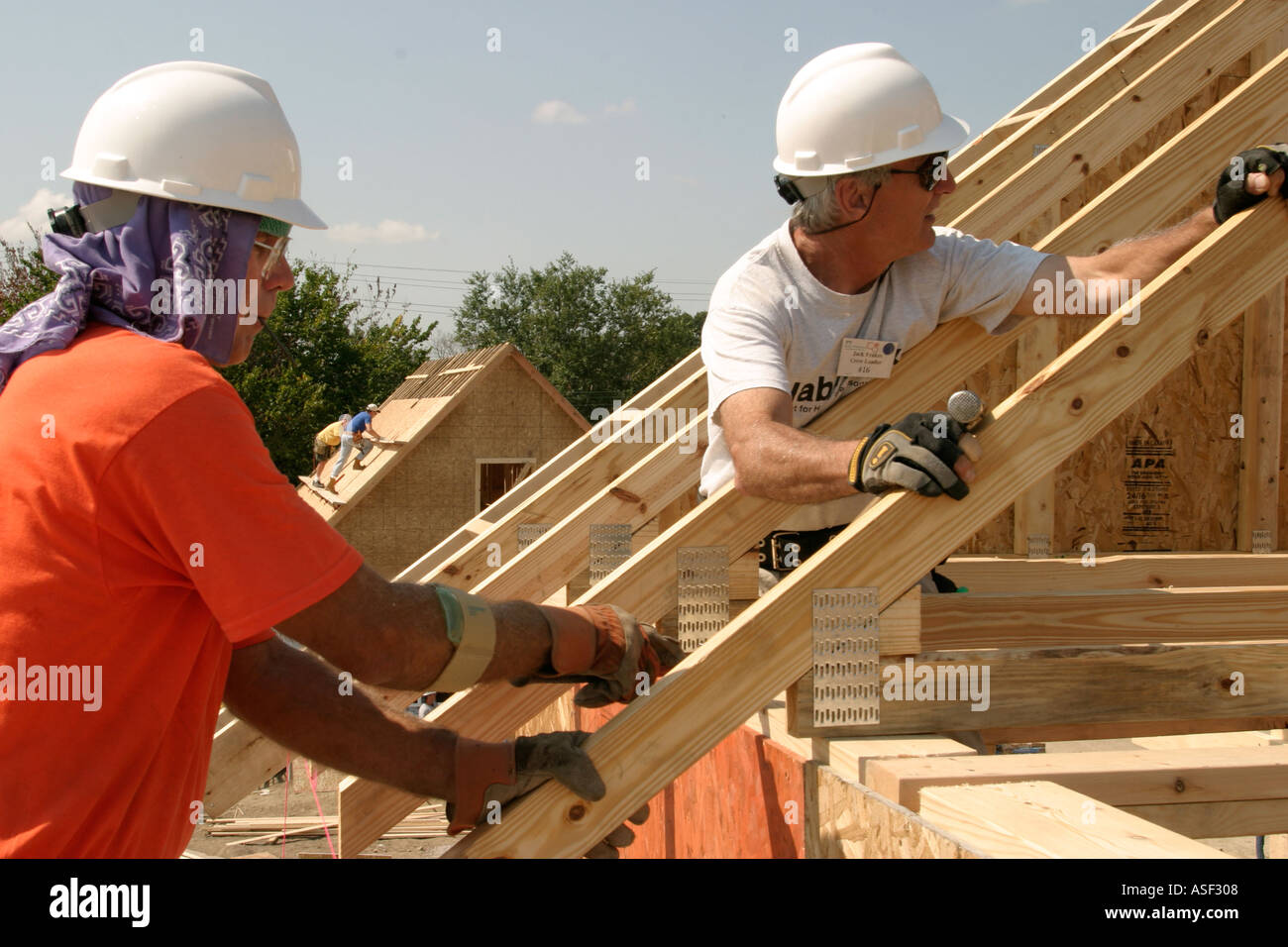 Des bénévoles aident à construire maison pour famille à faible revenu grâce à Habitat pour l'humanité Banque D'Images
