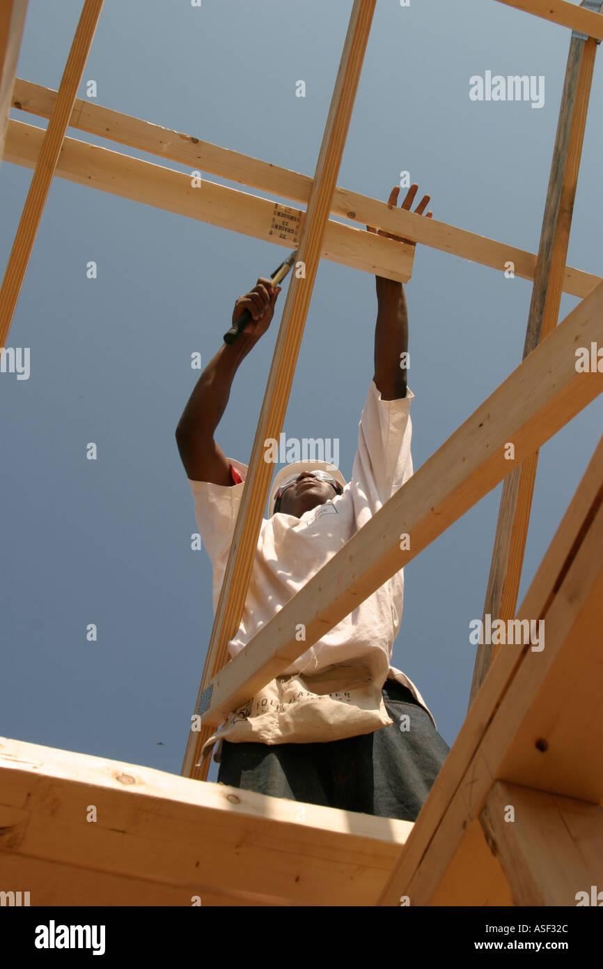 Faire du bénévolat aide à bâtir maison pour famille à faible revenu grâce à Habitat pour l'humanité Banque D'Images