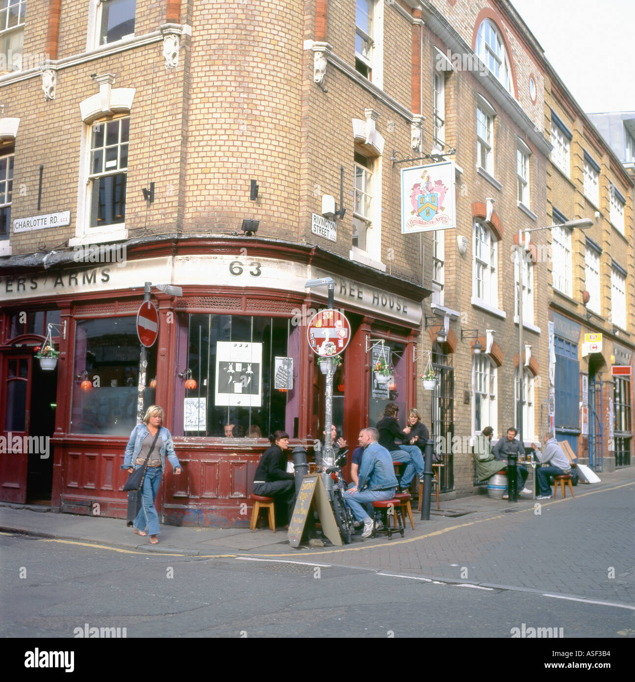 Maçons Arms Pub, 'Charlotte' et 'route' Rivington Street East End Hoxton London UK KATHY DEWITT Banque D'Images