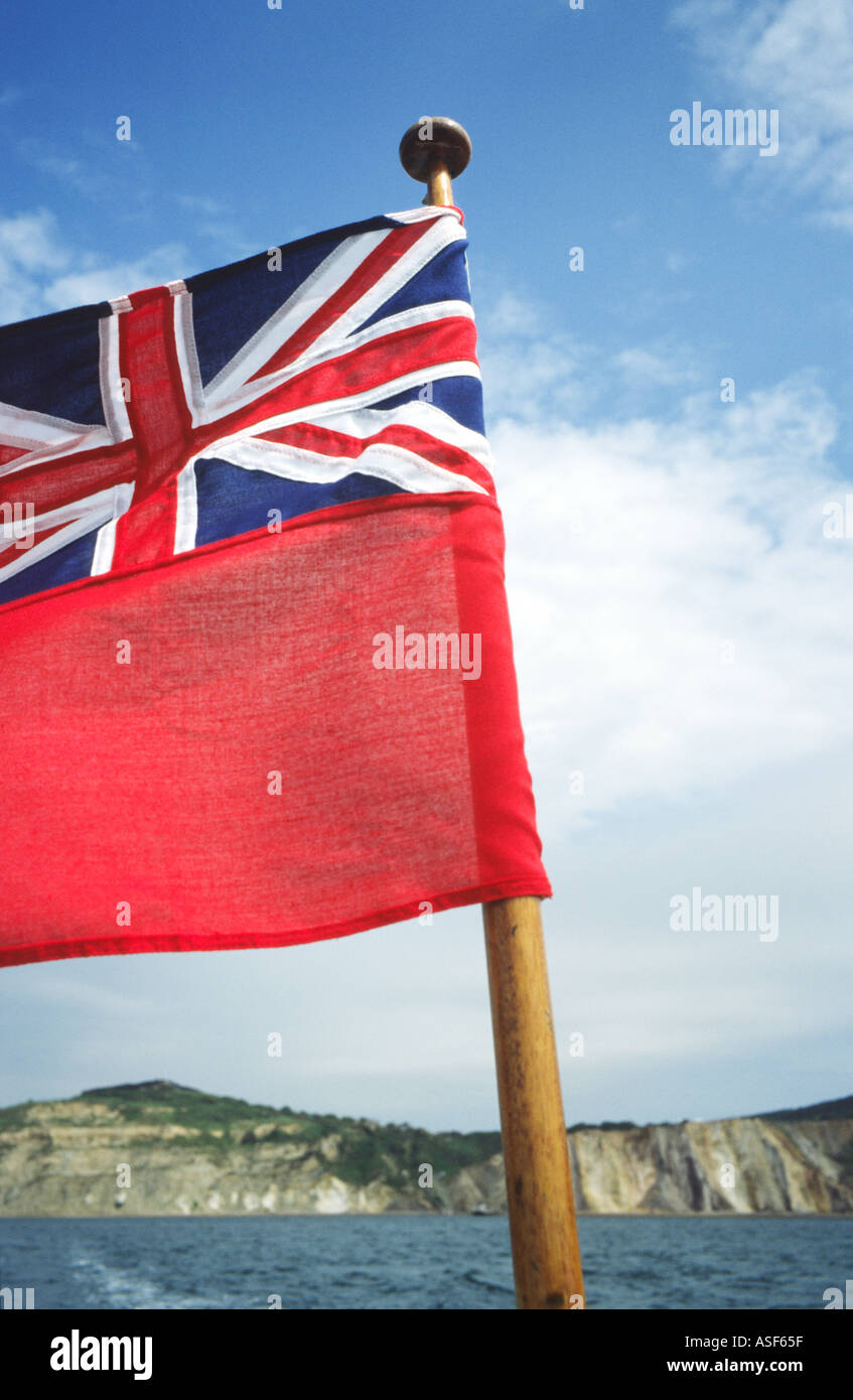 Red Ensign flotte dans breeze derrière bateau dans Solent Anglais Channel UK Banque D'Images