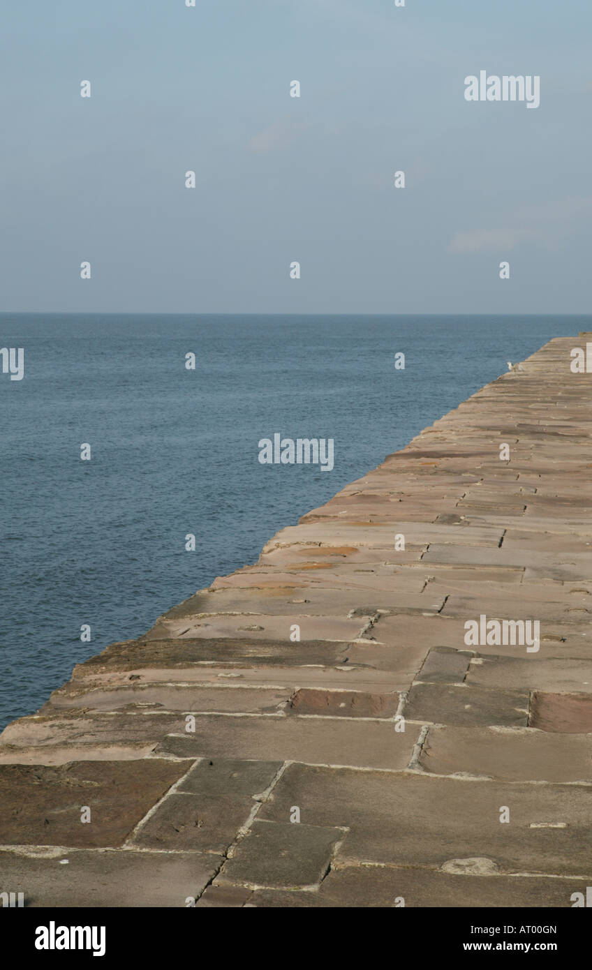 Le bord d'un pays mur du port donnant sur la mer comprend une solide forme et un sentiment d'aller au-dessus du bord Banque D'Images