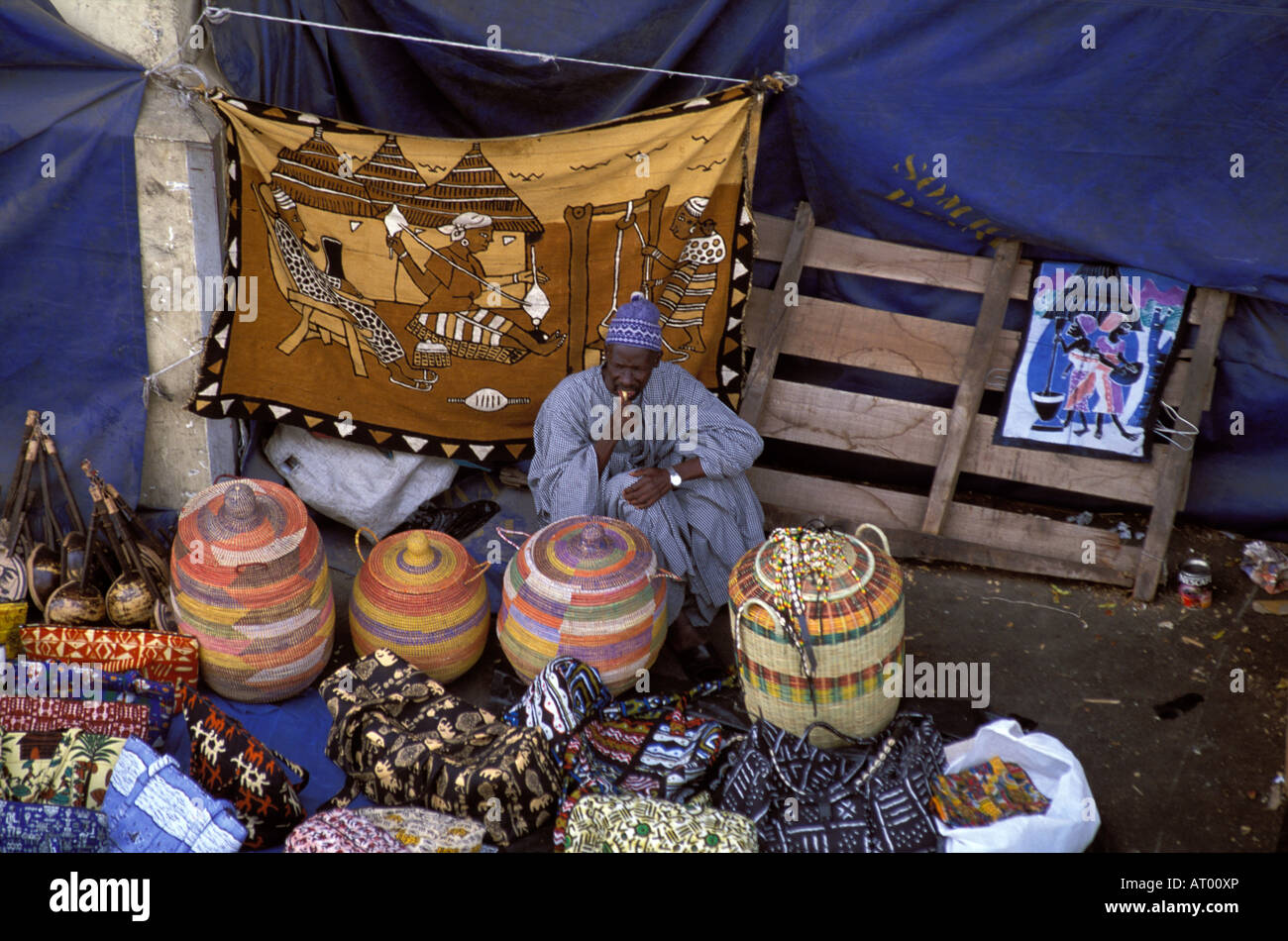 Homme africain vente d’art et d’artisanat sur le marché à quai , Dakar