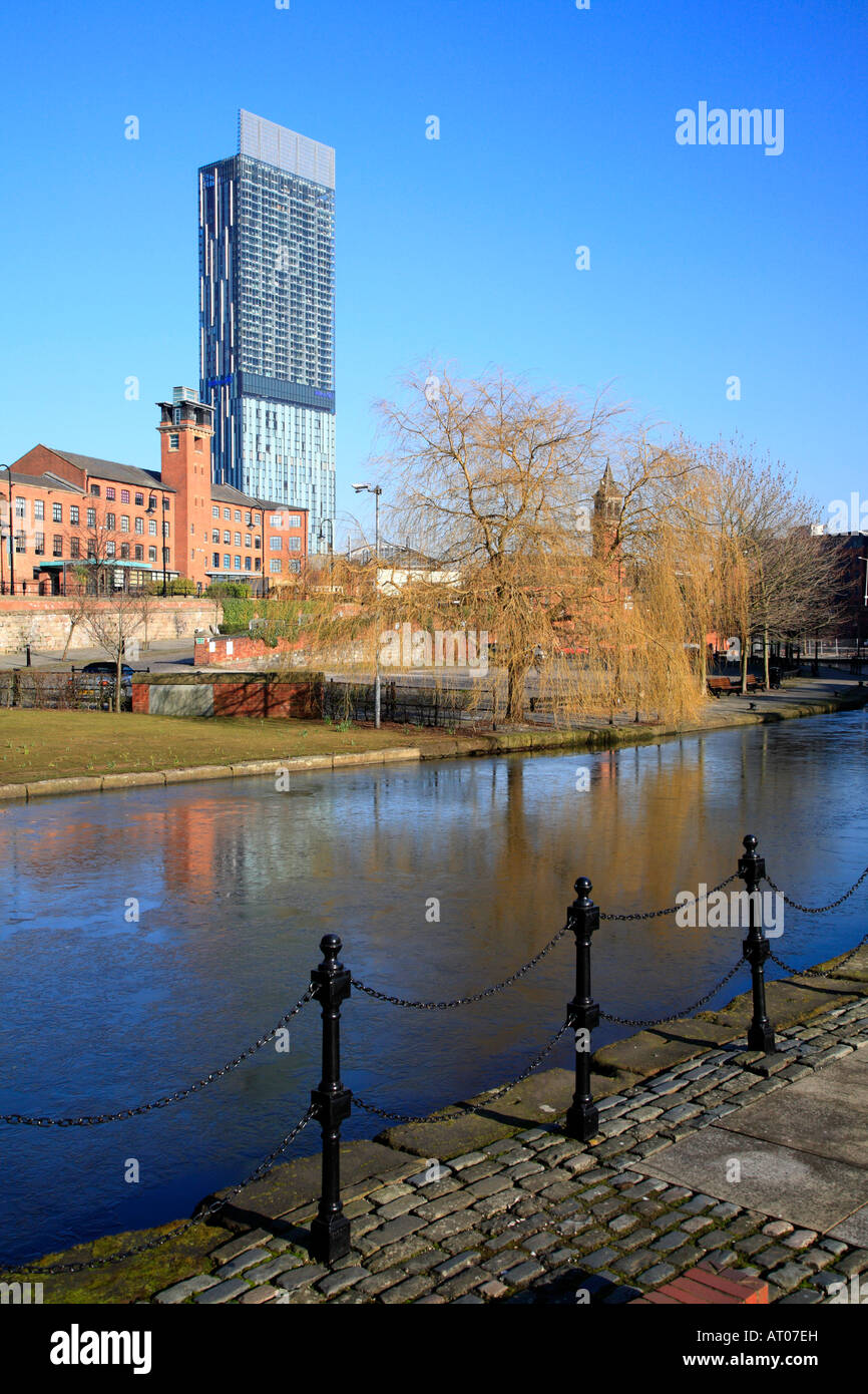 Canal de Bridgewater et de quai avec la Beetham Tower en arrière-plan le Castlefield, Manchester, England UK Banque D'Images