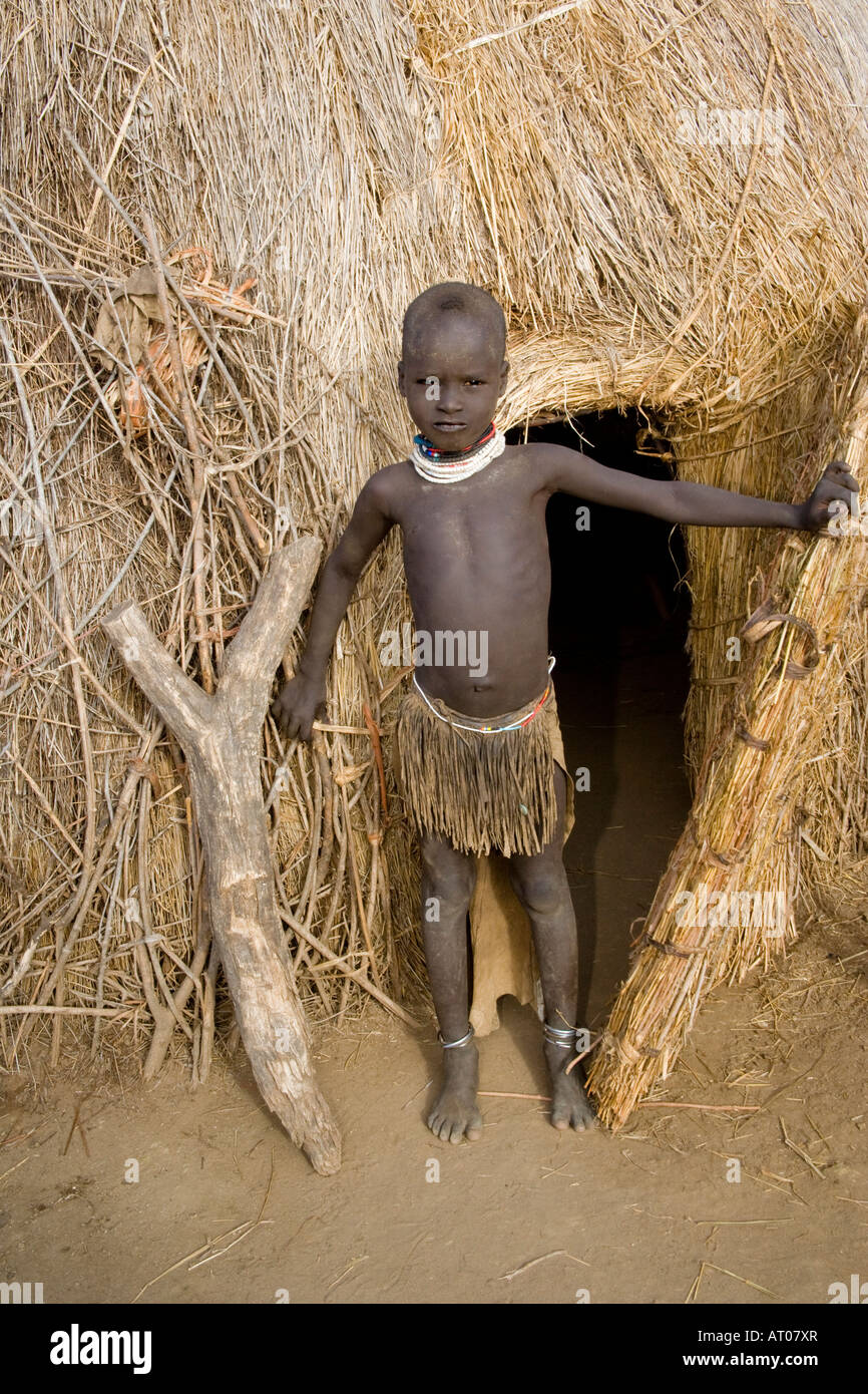 Petite fille de la tribu des Nyantatom à sa hutte, vallée de la rivière Omo, en Ethiopie Banque D'Images