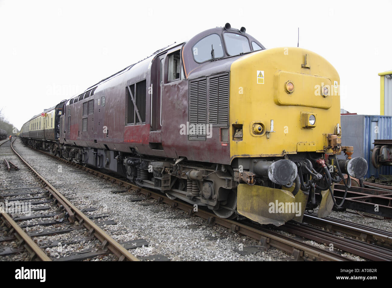 La classe 37 EWS locomotive tirant un train de passagers Banque D'Images