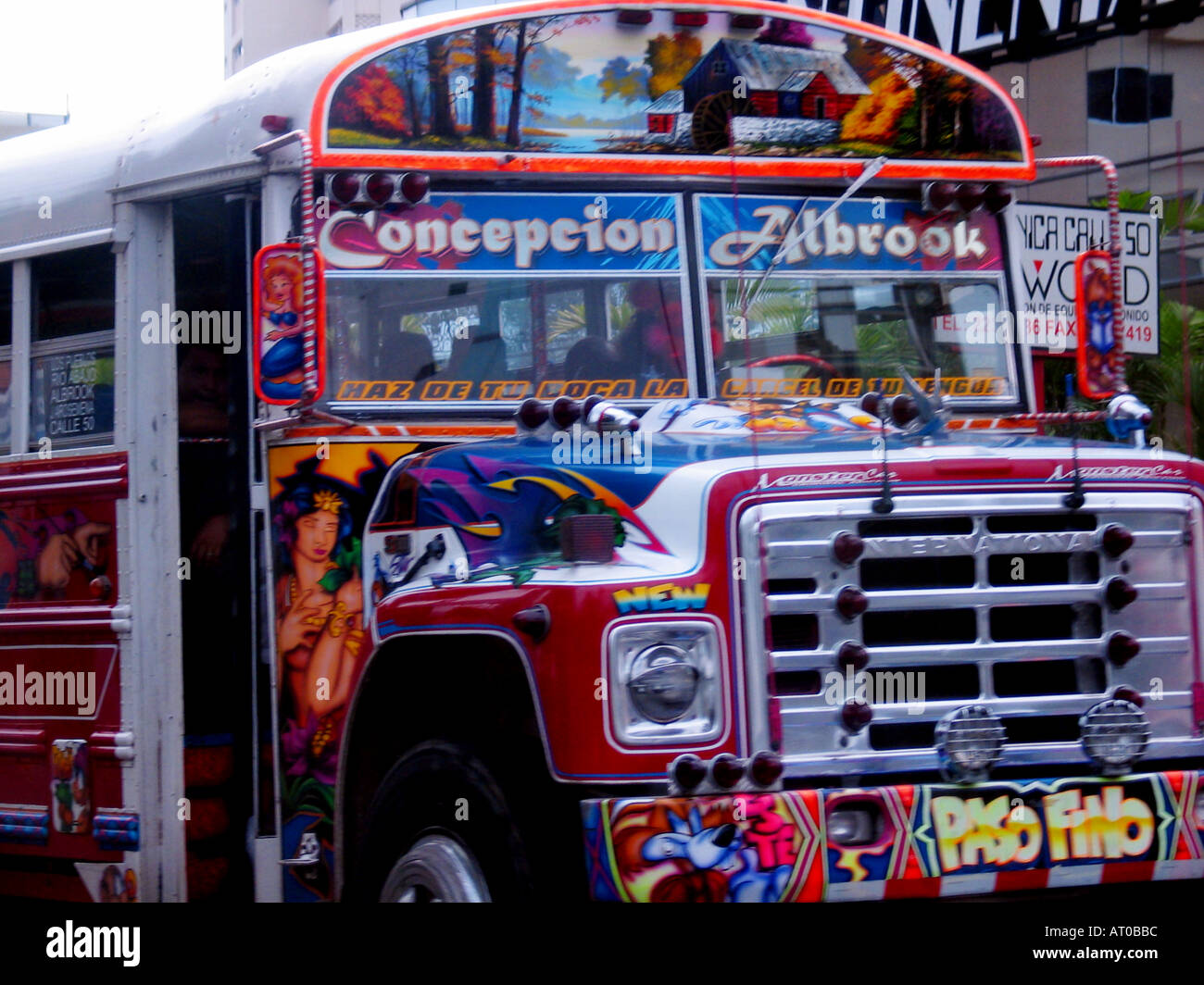 Diablo Rojo bus panaméens sont connus localement sous le nom de Diables Rouges en raison de la vitesse à laquelle ils conduisent Banque D'Images