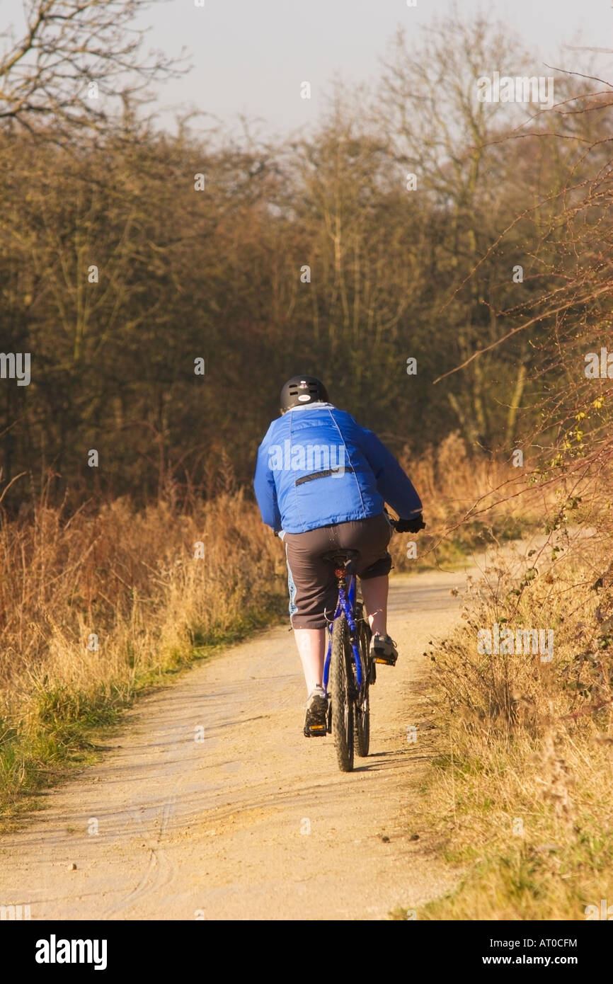 Cycliste le long d'un chemin de halage Banque D'Images
