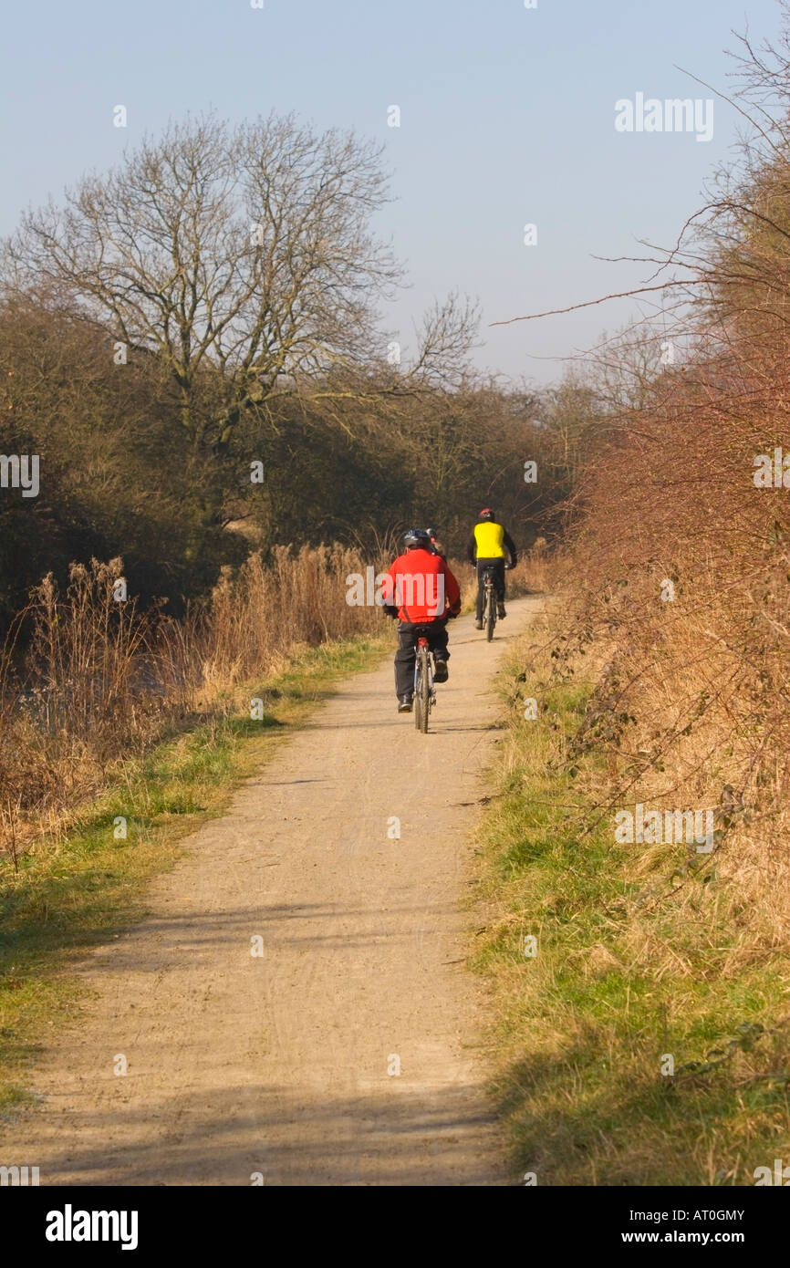 2 cyclistes équitation le long d'un chemin de halage Banque D'Images