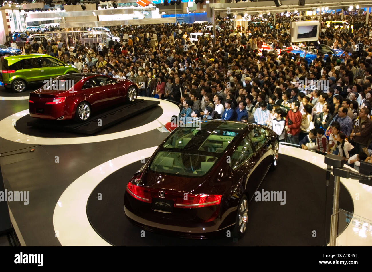 Des prototypes de véhicules Honda très occupé au stand salon de l'automobile de Tokyo 2005 Japon Banque D'Images