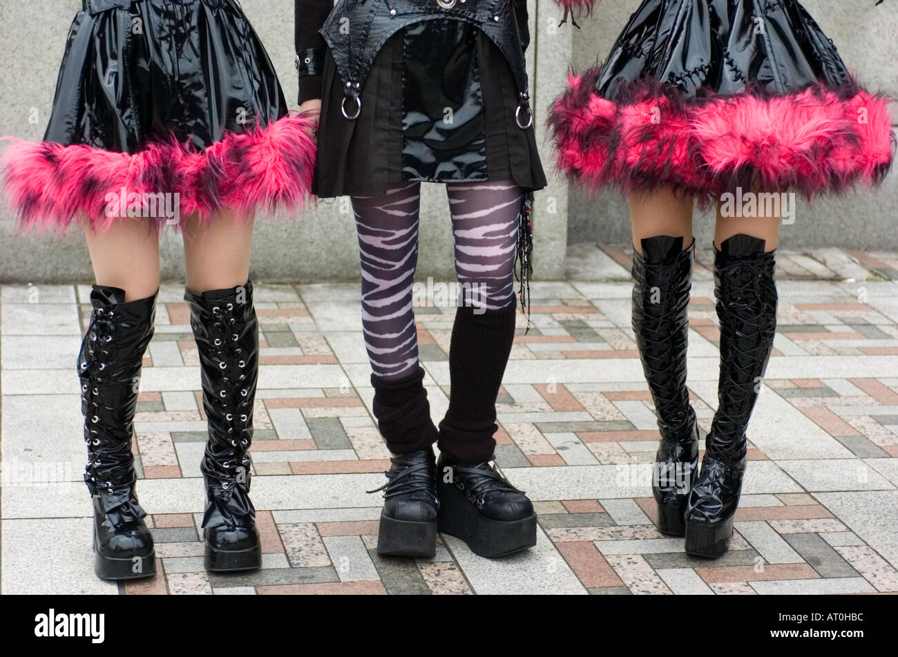 Détail de jeunes filles japonaises jambes en vêtements cosplay gothique à Harajuku Tokyo Japon Banque D'Images