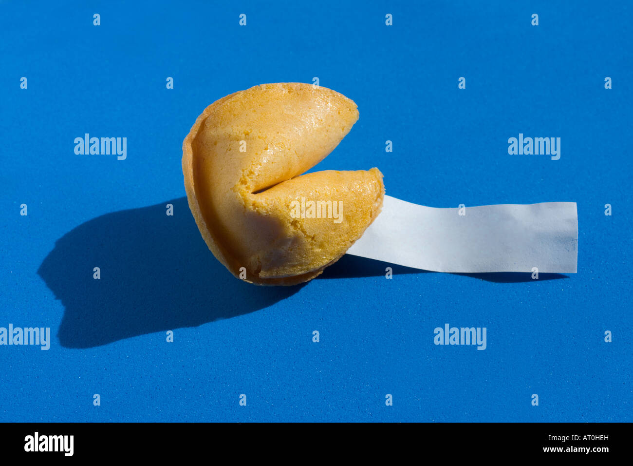 Un biscuit de fortune chinois avec papier message vierge Banque D'Images
