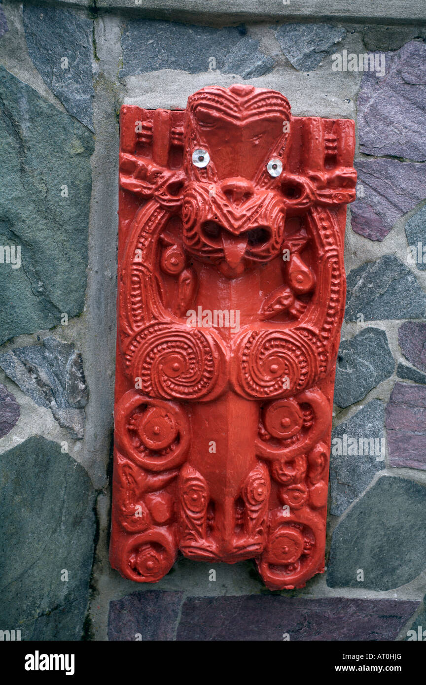 Close up detail de la figure sur le mur à l'établissement Maori, près de l'Otakau Marae, la péninsule d'Otago, île du Sud, Nouvelle-Zélande Banque D'Images