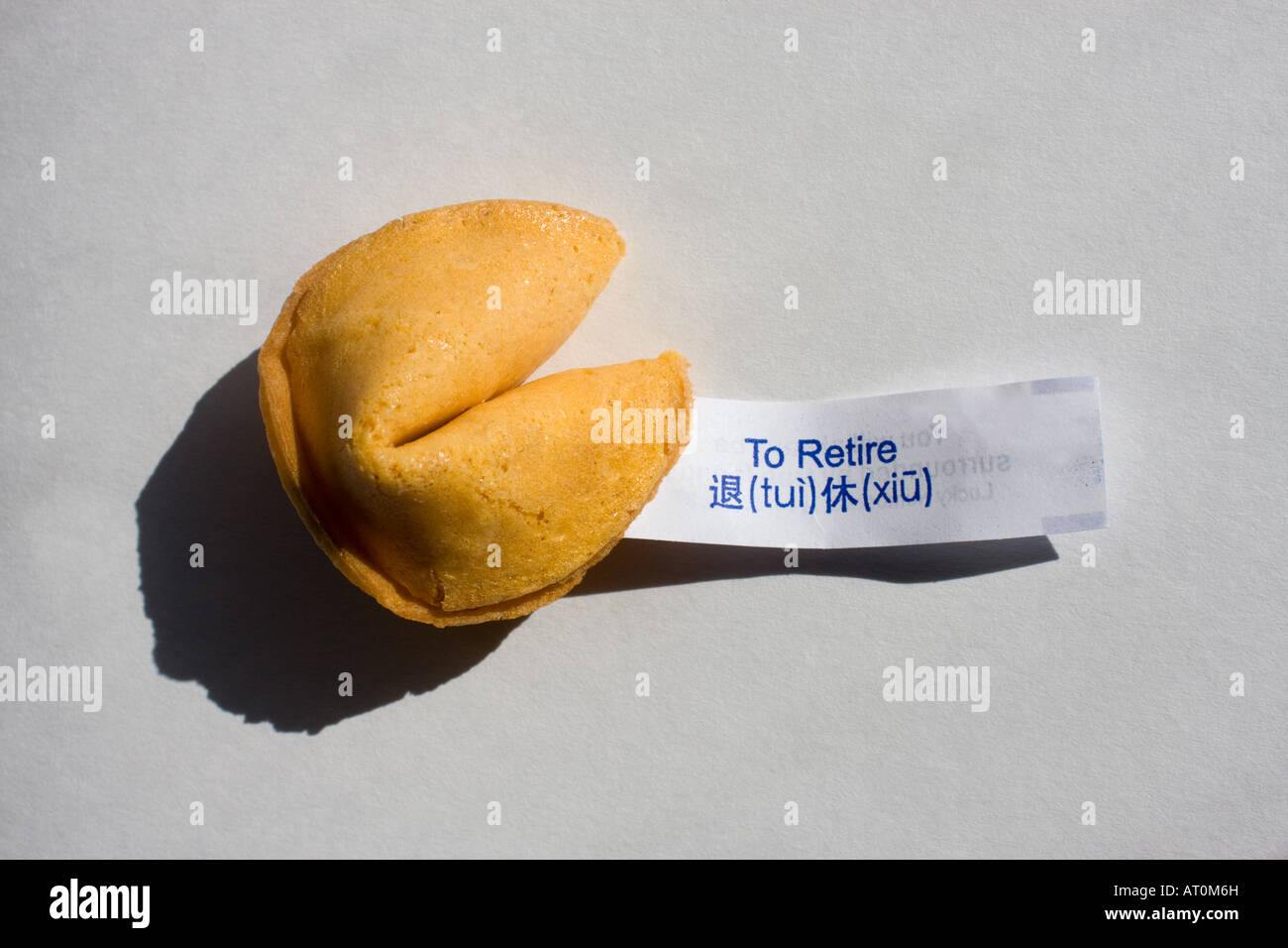 Un biscuit chinois avec une traduction en chinois pour les mots 'à la  retraite' sur papier Photo Stock - Alamy