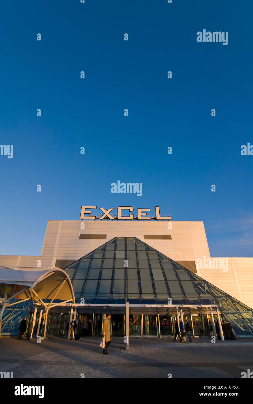 Grand angle vertical de la façade du centre des expositions ExCeL dans les Docklands sur une soirée ensoleillée. Banque D'Images