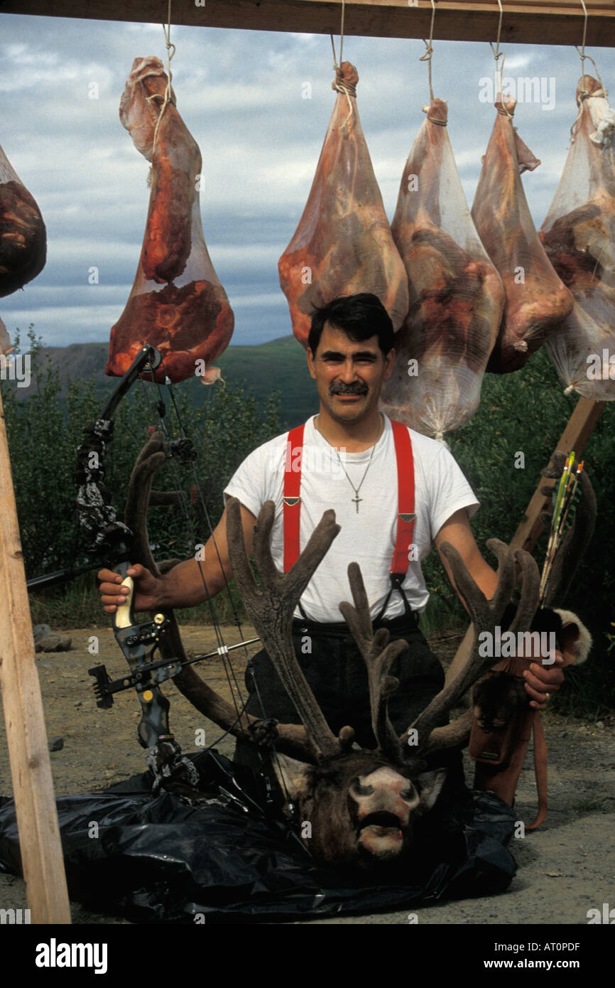 De l'Alaska Native hunter avec de la viande de caribou sur le rack de l'autoroute de l'Alaska intérieur Denali Banque D'Images