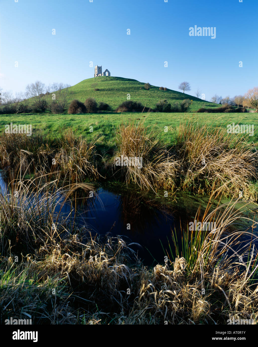 La ruine de l'église St Michaels sur le haut de Burrow Mump à Burrowbridge vu de Southlake Moor sur les niveaux de Somerset, Angleterre. Banque D'Images