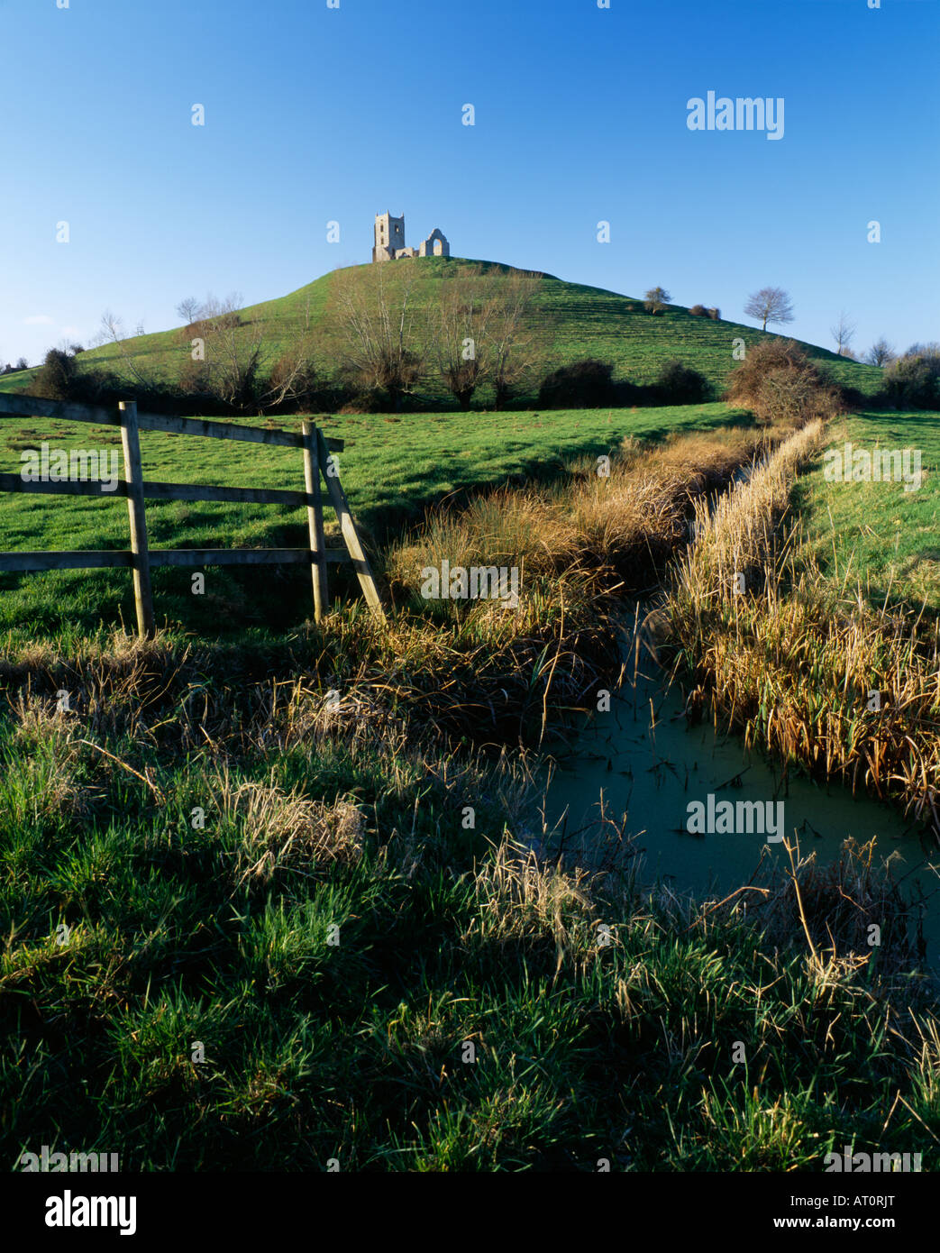 La ruine de l'église St Michaels sur le haut de Burrow Mump à Burrowbridge vu de Southlake Moor sur les niveaux de Somerset, Angleterre. Banque D'Images