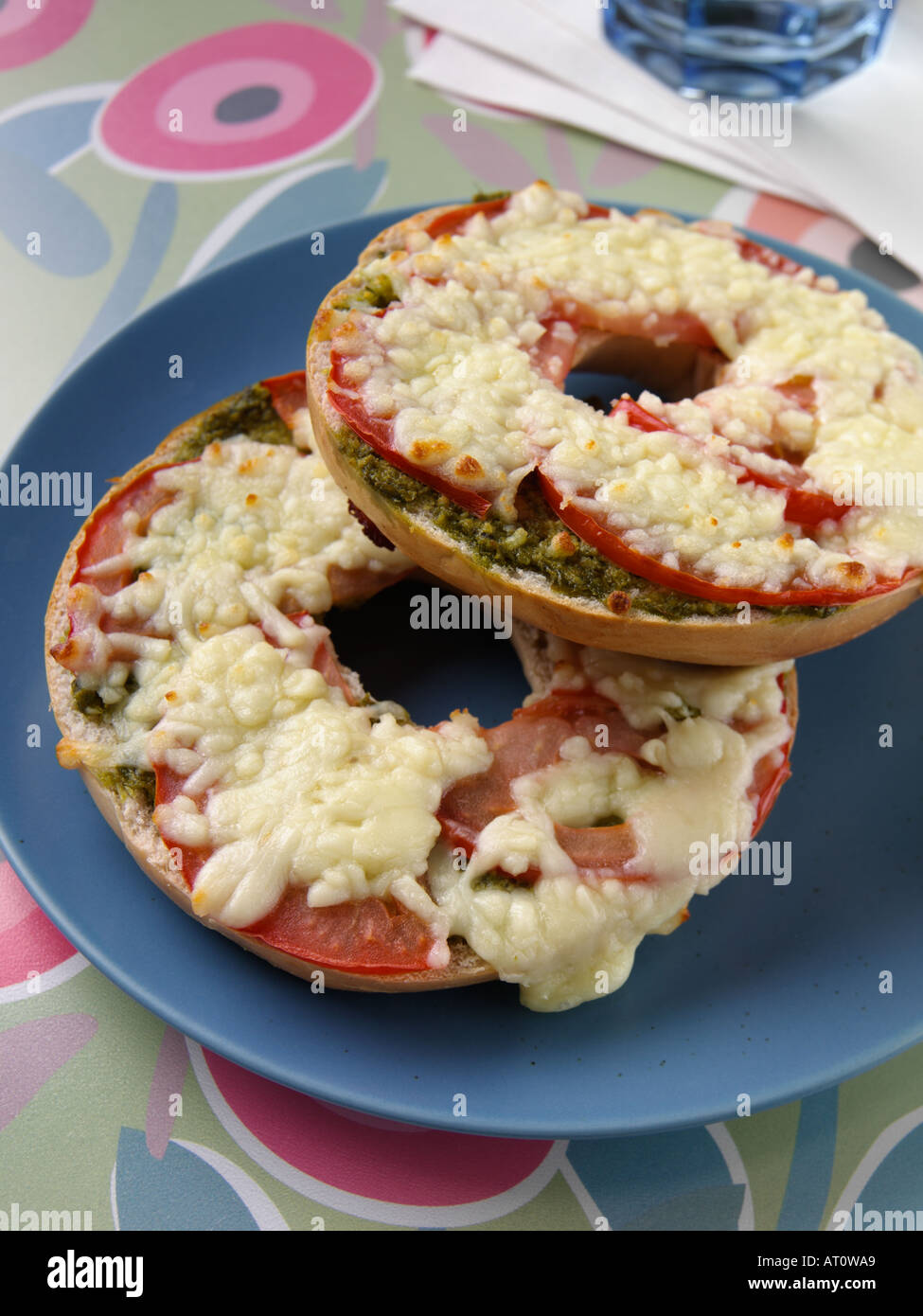 Pizza au pesto bagel Banque D'Images