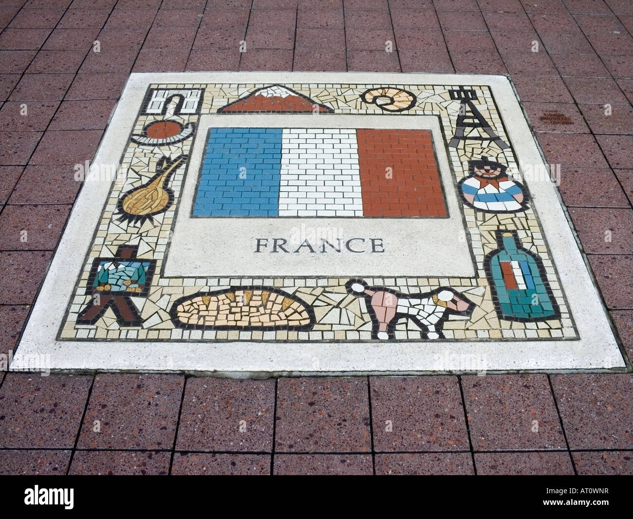 Drapeau français mosaïque dans l'allée à côté du stade du millénaire, Cardiff au Pays de Galles au Royaume-Uni. Banque D'Images