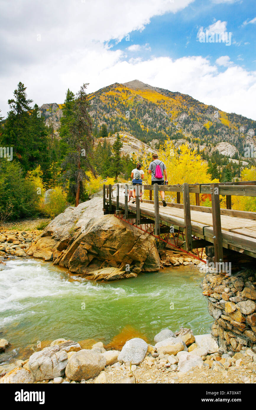 Les randonneurs sur le pont, la rivière Roaring Fork, San Isabel National Forest, Colorado Banque D'Images