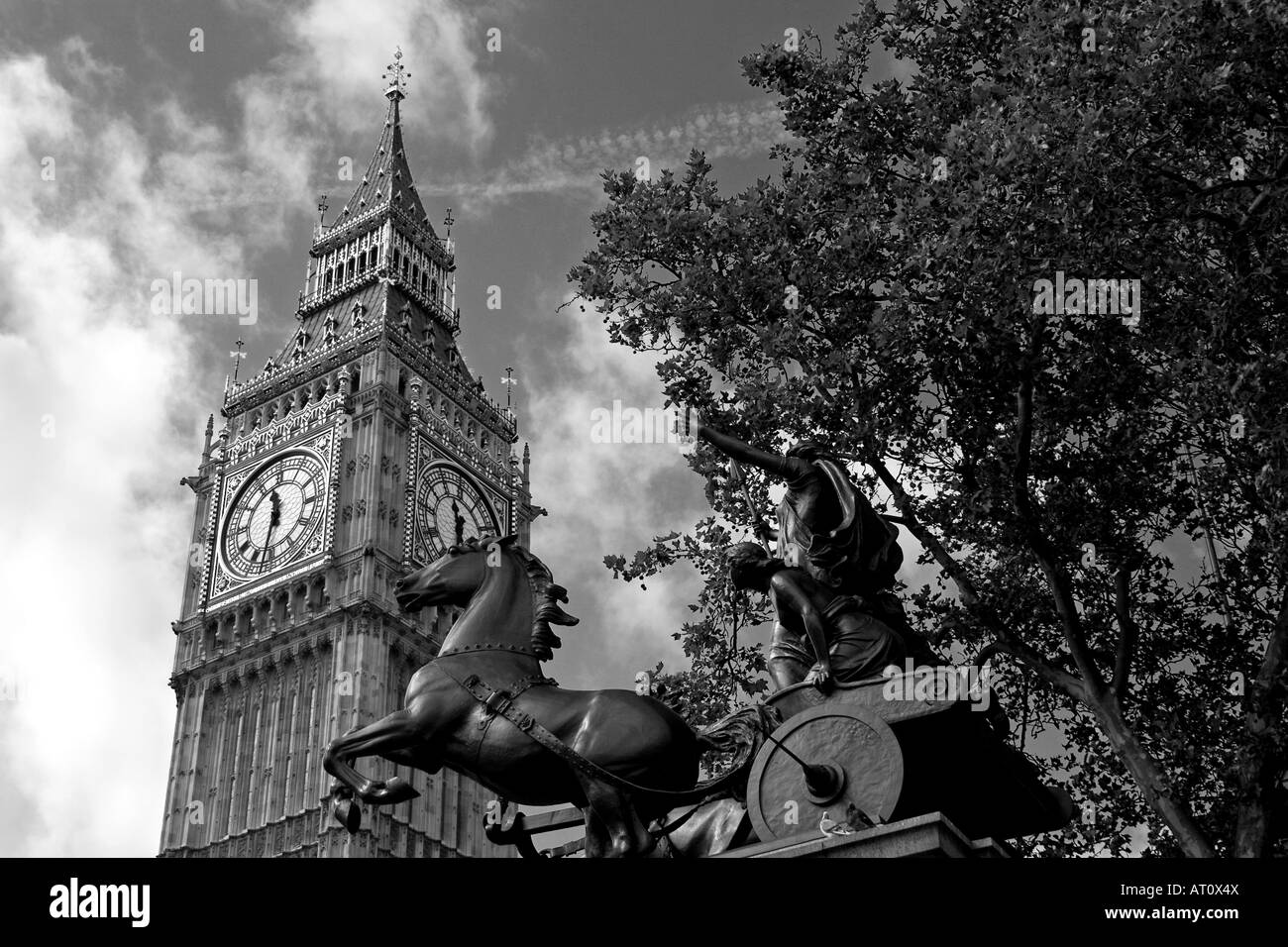 La tour de l'horloge à Westminster, accueil à l'intention du fameux 'Big Ben', et la statue de Boudicca, London, UK Banque D'Images