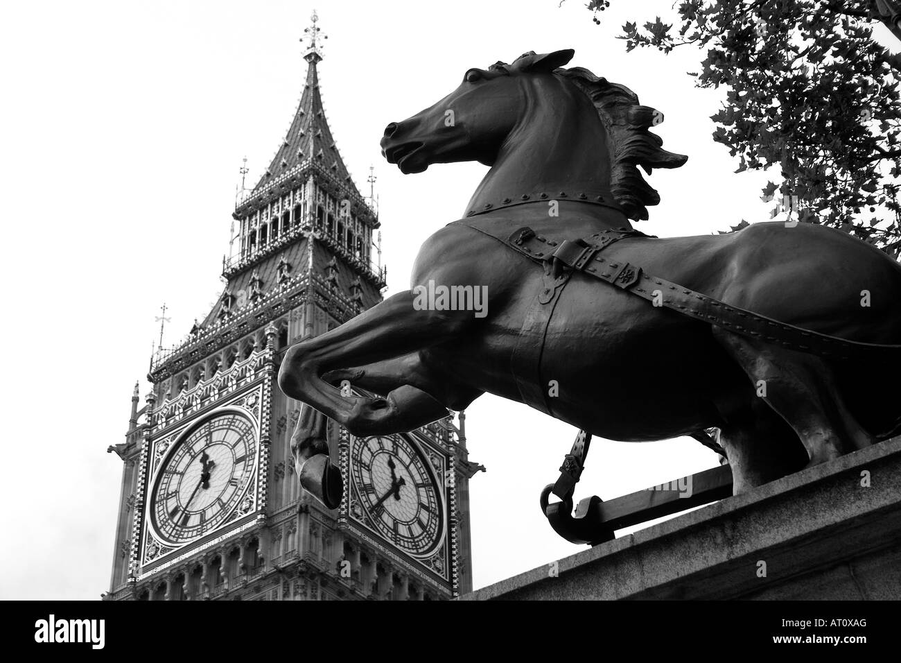 La tour de l'horloge à Westminster, accueil à l'intention du fameux 'Big Ben', et l'un des chevaux de la statue de Boudicca, London, UK Banque D'Images