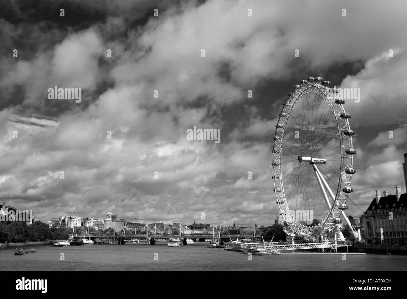 Ouvert pour la première fois en 2000, le London Eye (parfois appelé le Millenium Wheel) est l'une des principales attractions touristiques de Londres Banque D'Images