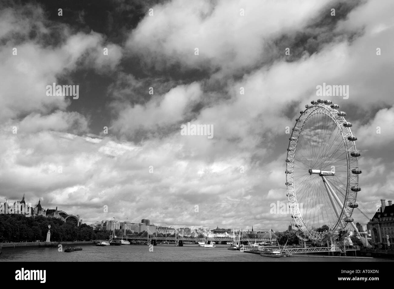 Ouvert pour la première fois en 2000, le London Eye (parfois appelé le Millenium Wheel) est l'une des principales attractions touristiques de Londres Banque D'Images