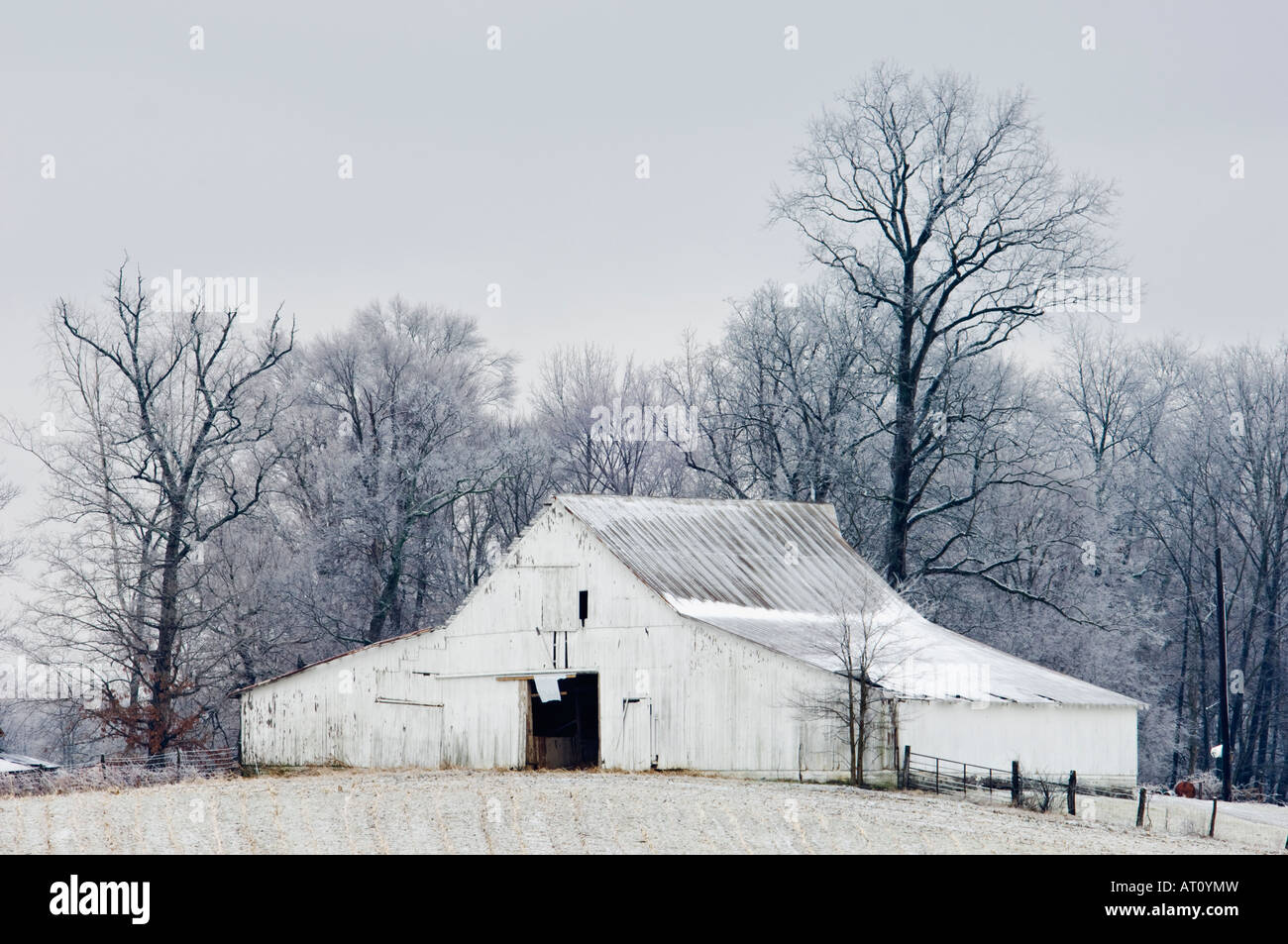 Grange Blanche et champ de maïs récoltés couvertes de neige Washington County Indiana Banque D'Images