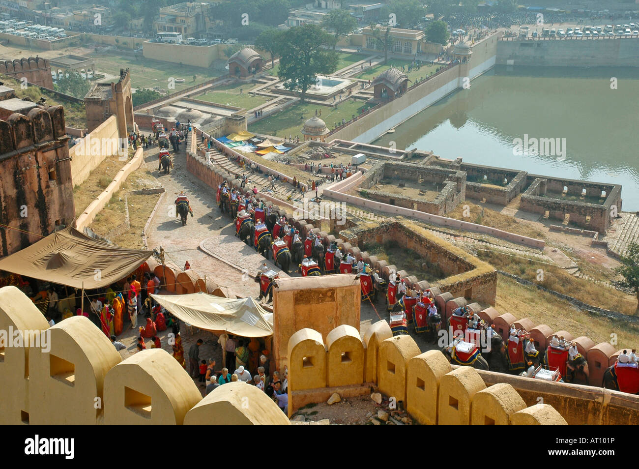 L'horizontale Vue aérienne d'une procession d'éléphants travaillant dans une file d'attente à l'entrée de l'Amber Palace près de Jaipur Banque D'Images