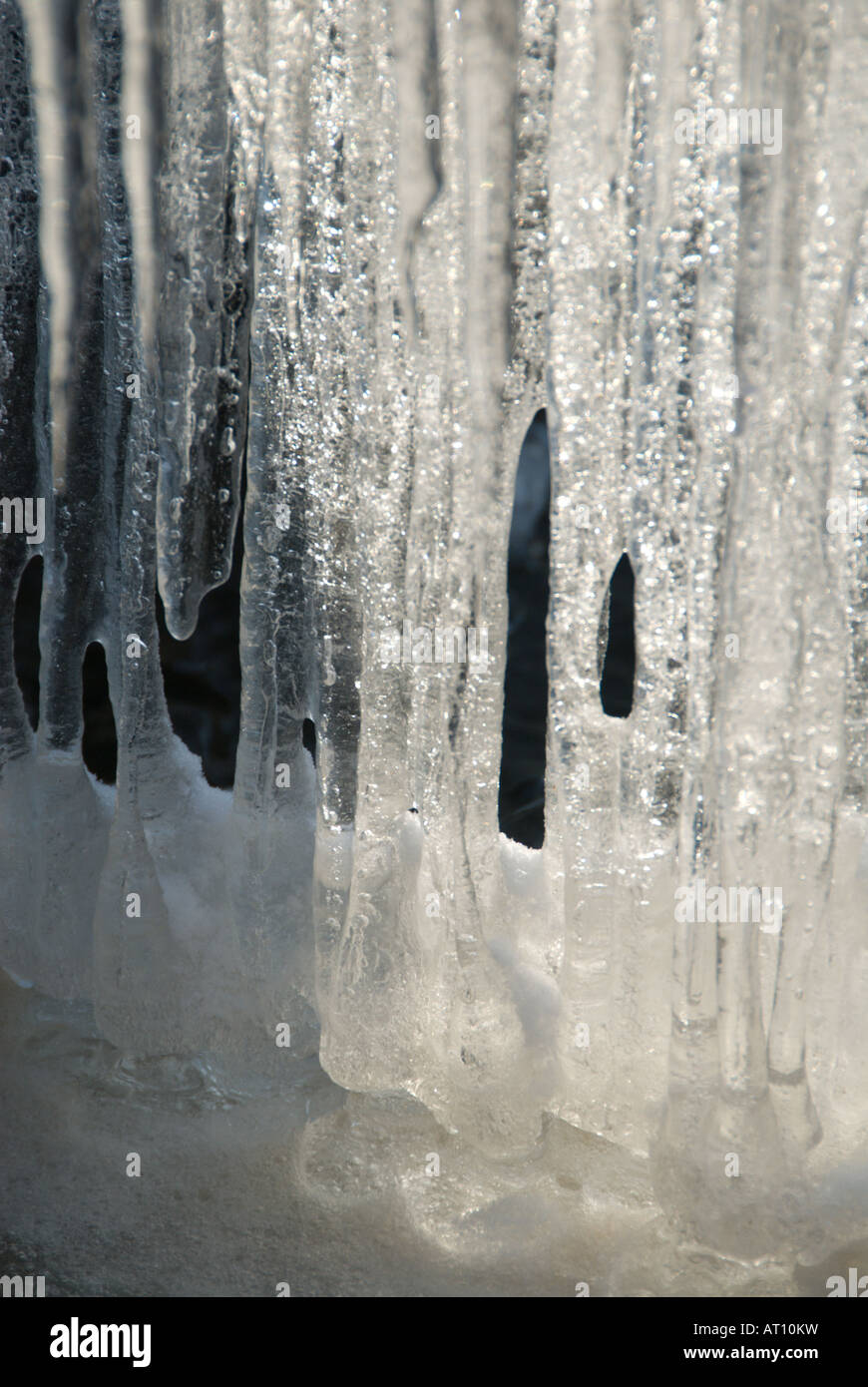 Formations de glace au soleil sur les rives d'un cours d'eau de l'Ontario à la mi-hiver. Banque D'Images