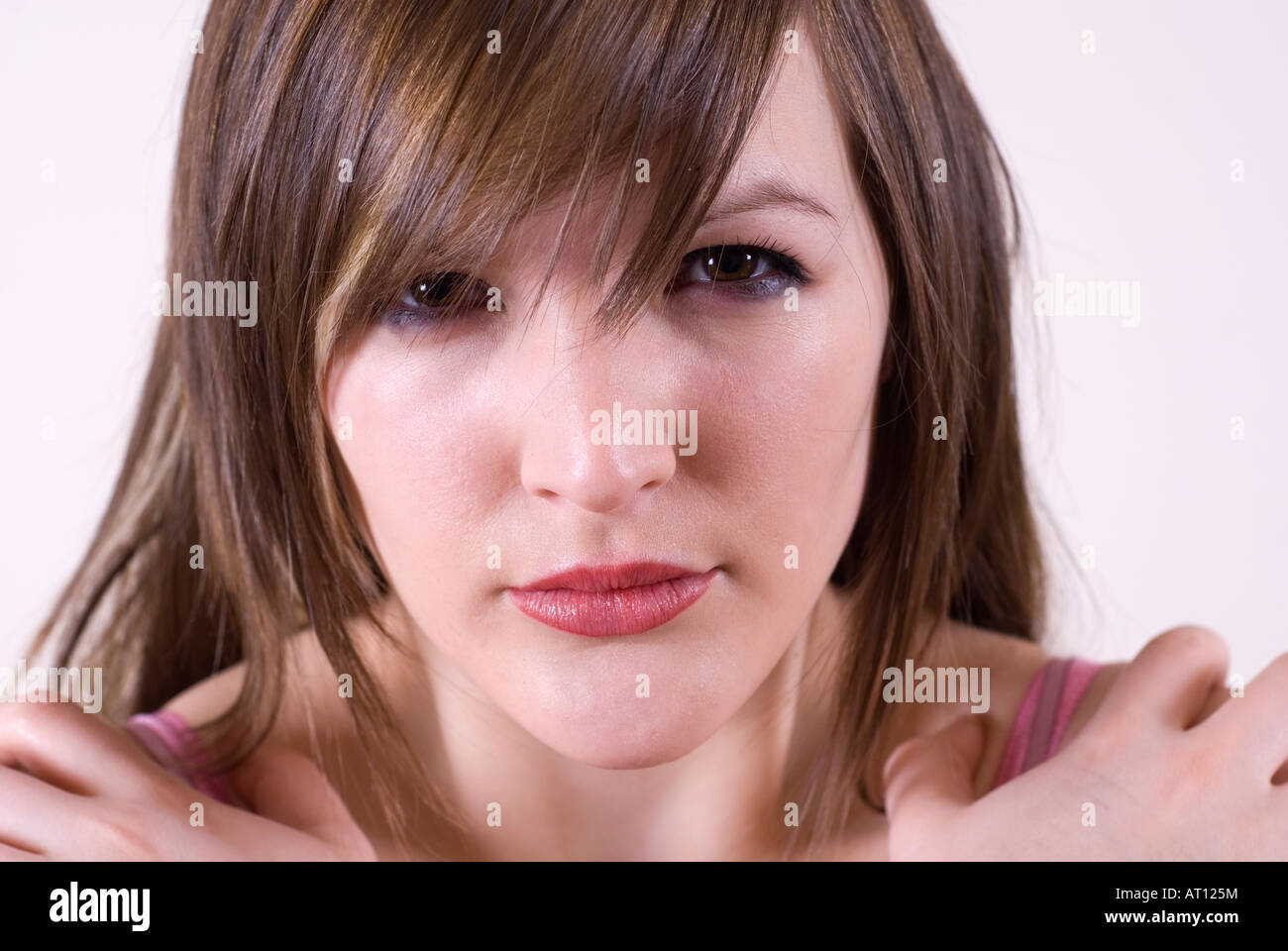 Femme triste les mains sur les épaules Banque D'Images