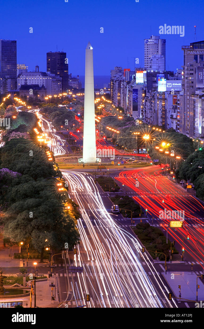 Vue aérienne de l'Avenue 9 de Julio, avec l'Obélisque Monument, au crépuscule, avec voiture sous forme de lignes. Une exposition longue, Buenos Aires, Argenti Banque D'Images