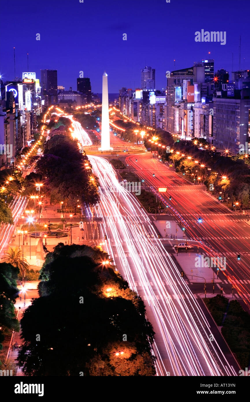 Vue aérienne de l'Avenue 9 de Julio, avec l'Obélisque Monument, la nuit, avec des traces de voiture. Buenos Aires, Argentine Banque D'Images