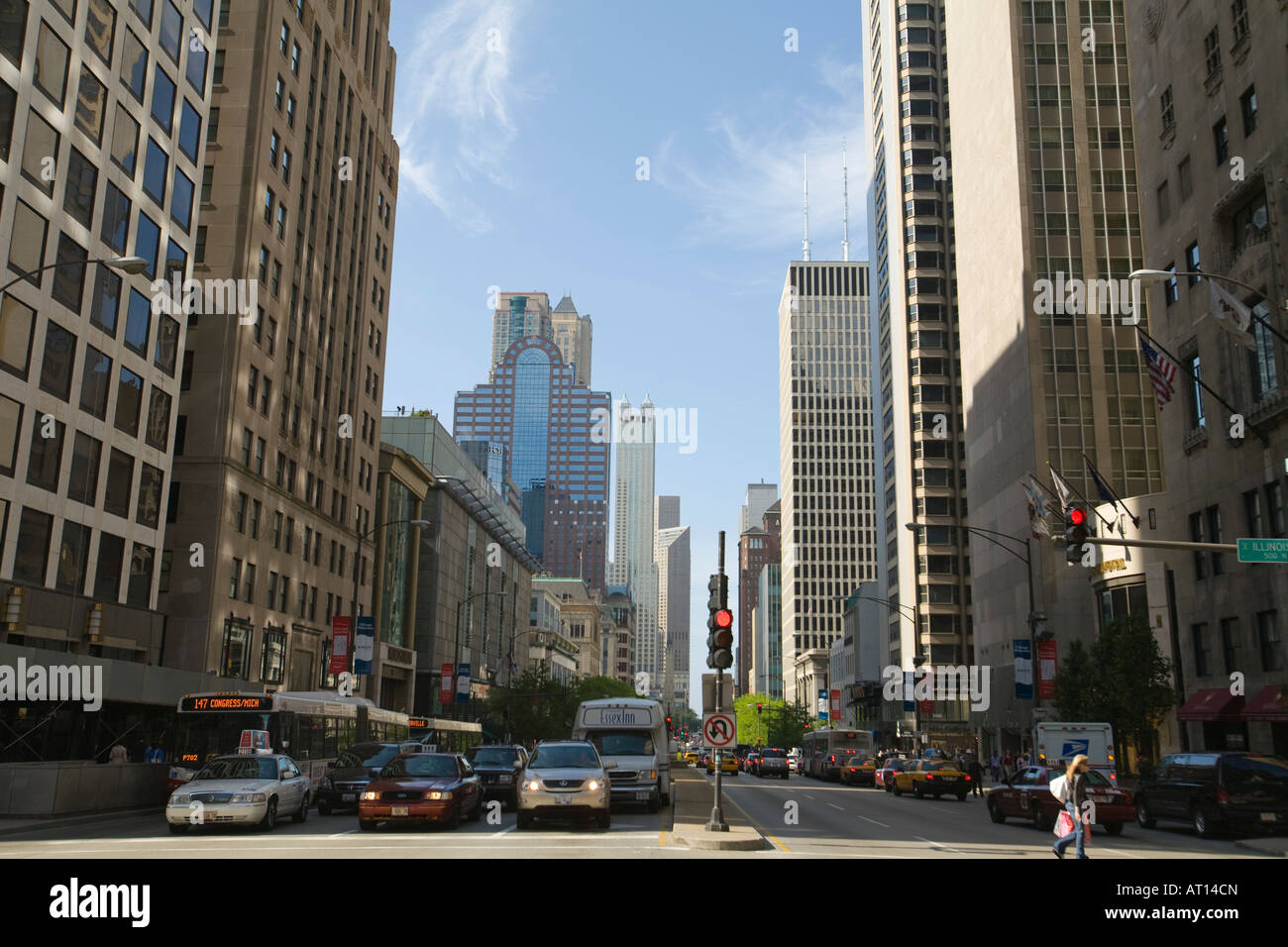 L'ILLINOIS Chicago vue sur Michigan Avenue à partir de la médiane du street à la circulation du nord tours et les magasins de détail Banque D'Images