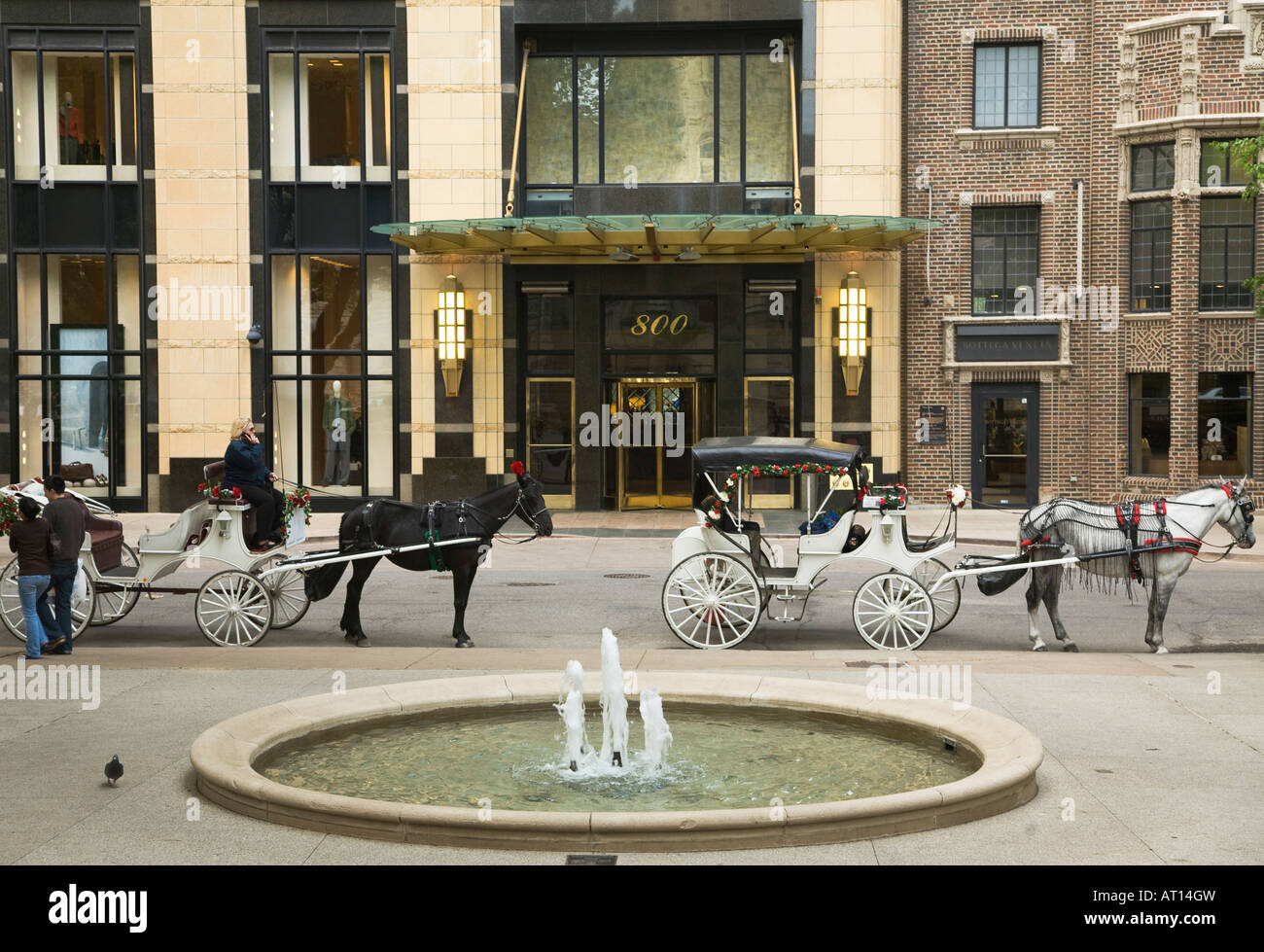 L'ILLINOIS Chicago deux voitures à cheval et s'arrêta sur rue à côté de la tour de l'eau Parc de la fontaine Banque D'Images