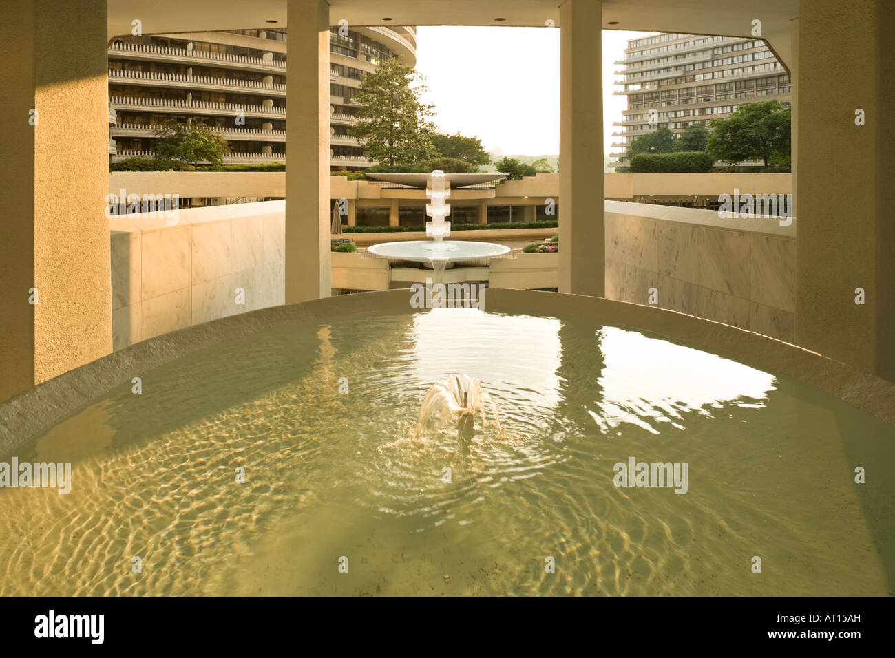 Le complexe du Watergate Washington DC US USA détail. Fontaine dans l'entrée principale. Banque D'Images