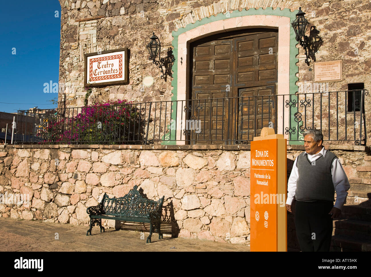 Mexique Guanajuato extérieur de théâtre Cervantes sur la Plaza Allende Zona de Monumentos man walking Banque D'Images