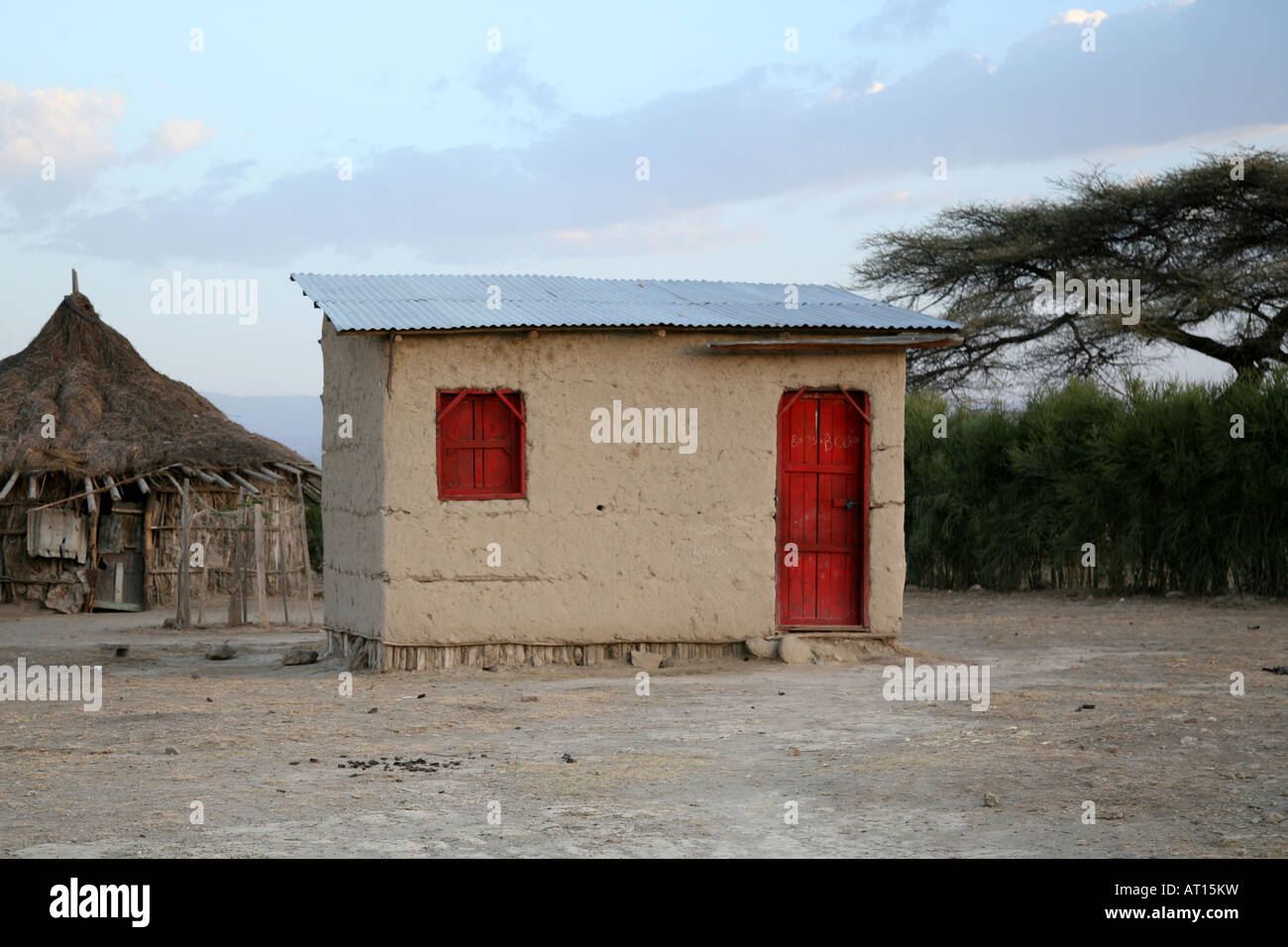 Petite maison avec porte rouge, dans les régions rurales éloignées Ethiopie Banque D'Images