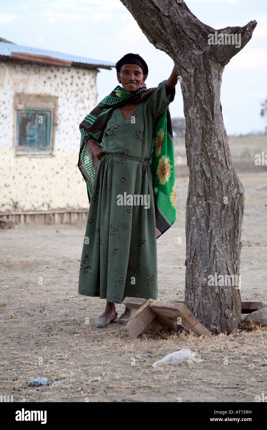 African woman leaning on tree en Ethiopie rurale Banque D'Images