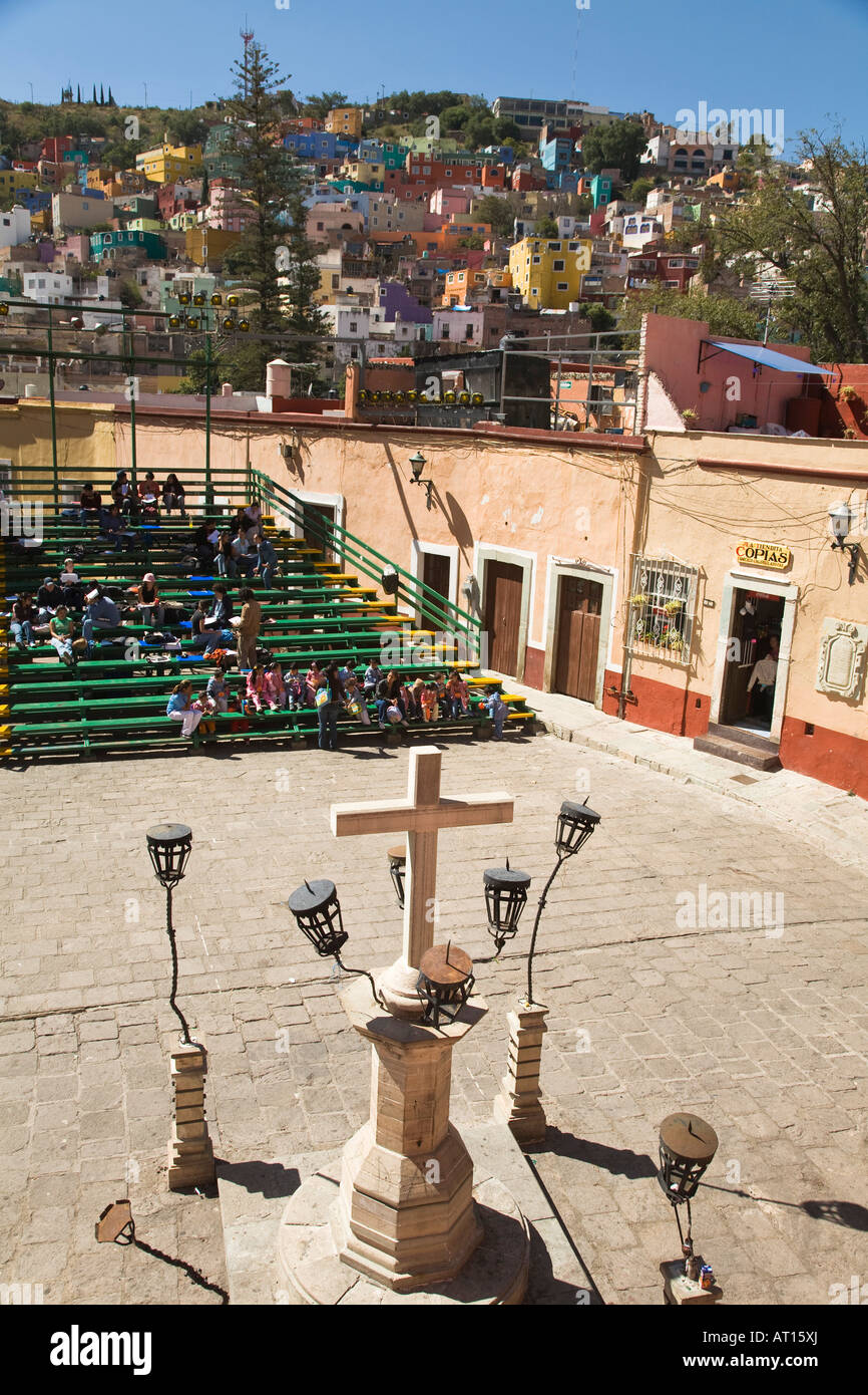 Mexique Guanajuato gradins et croix dans la Plaza San Roque pour le Festival annuel de Cervantes maisons et immeubles sur la colline Banque D'Images