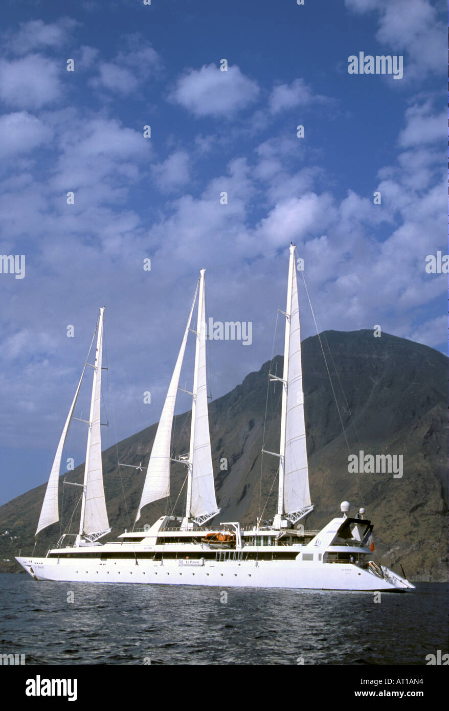 L'Europe, Italie, Sicile, Îles Éoliennes. Le Ponant navire et le volcan Stromboli Banque D'Images